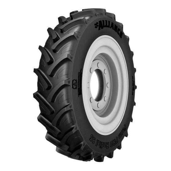 Alliance FarmPRO 85 standardprofilert radial landbruksdekk med kraftige traktorknaster for optimalt feltarbeid.