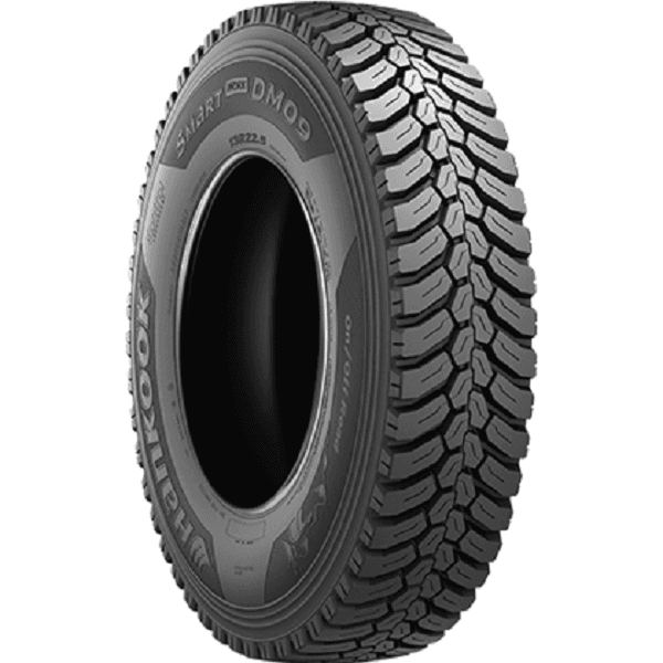 Hankook SmartWork DM09 trekkdekk for anleggsbil, viser det retningsbestemte mønsteret med kraftige blokker designet for grep i gjørme og krevende terreng.
