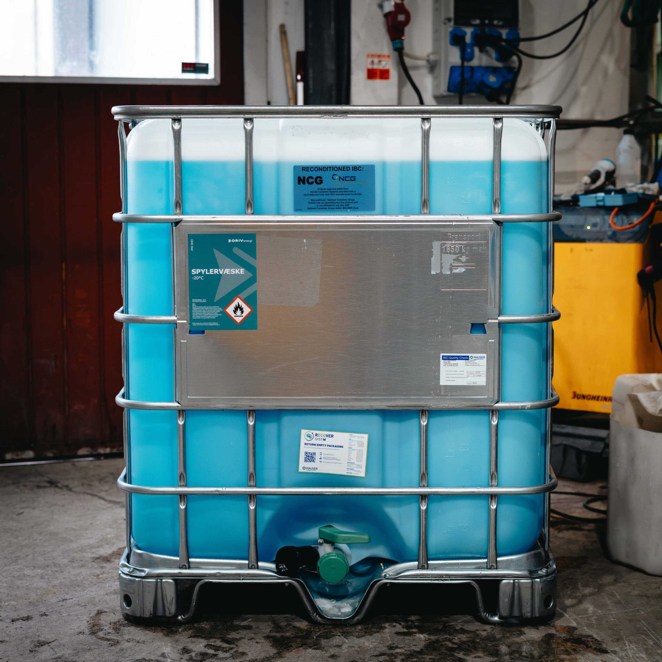 Driv Energi Spylervæske Konsentrat 1000 liter IBC-beholder for profesjonelt bruk og flåtestyring.