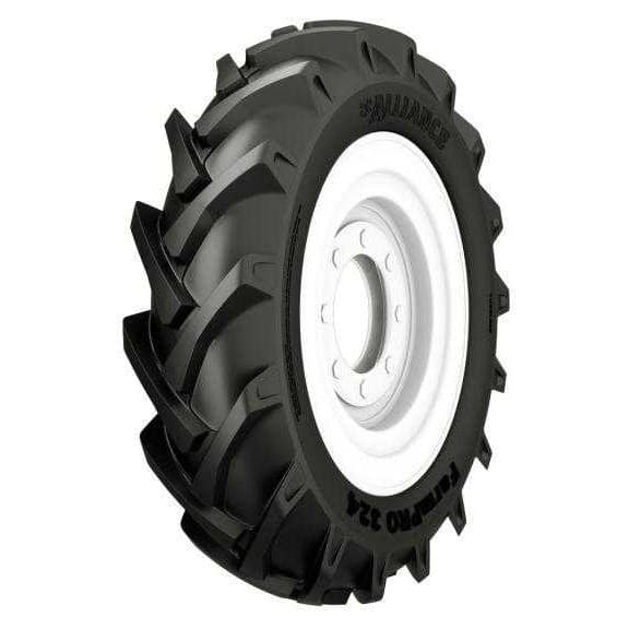 Alliance 324 Farm-Pro traktordekk med 45-graders mønster for optimalt grep.