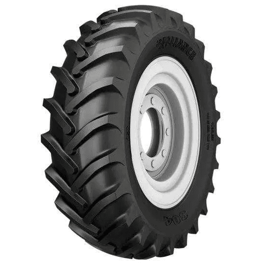 Alliance 304 traktordekk med tradisjonelt mønster for optimal trekkraft.