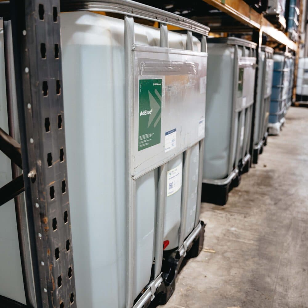 1000-liters IBC-container med Driv Energi AdBlue, plassert på palle for industribruk.