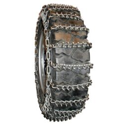 Piggkjetting for gaffeltruck med tett mønster, montert på drivhjul for sikkert grep på is og snø ved utendørs logistikk.