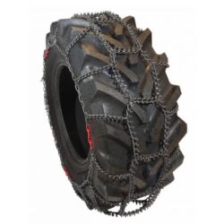 Tundra Agrogrip piggkjetting montert på traktor, en lett og håndterlig kjetting ideell for snørydding og hobbybruk.